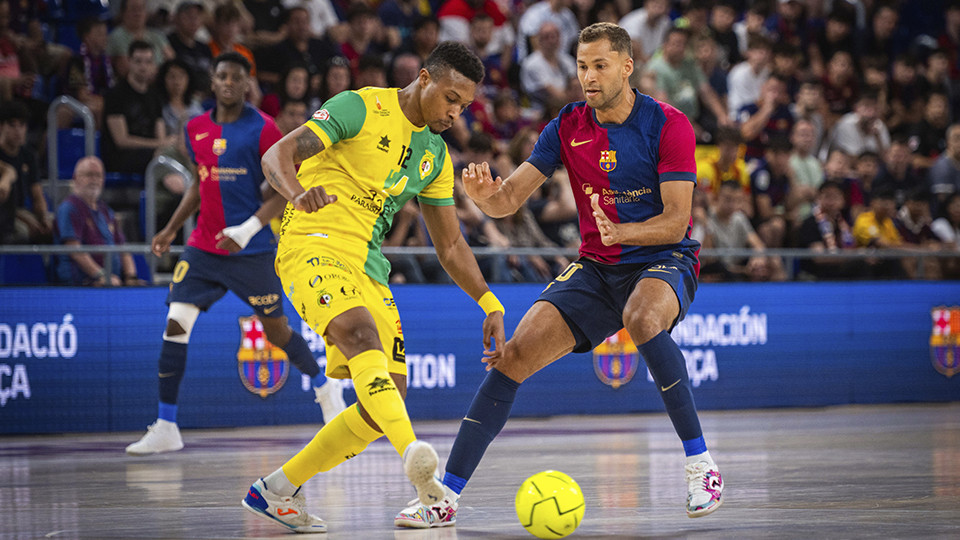 Renato, del Jaén Paraíso Interior, da un pase ante Pito, del Barça