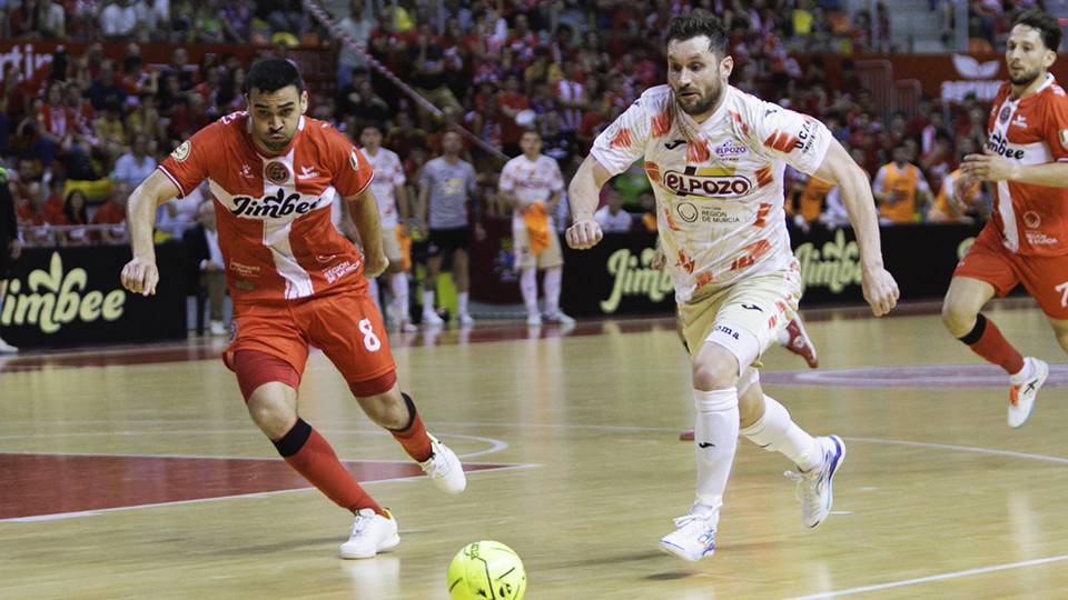 Gadeia, de ElPozo Murcia Costa Cálida, conduce el balón ante Tomaz, del Jimbee Cartagena Costa Cálida (Fotografía: Pascu Méndez)