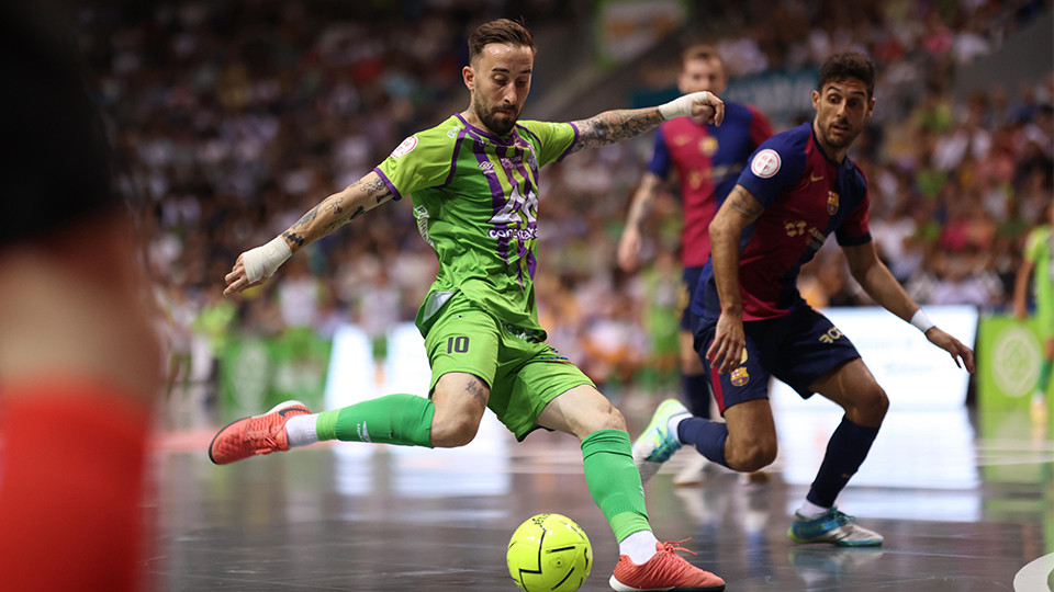 Rivillos, del Islas Baleares Palma Futsal, dispara ante Adolfo, del Barça