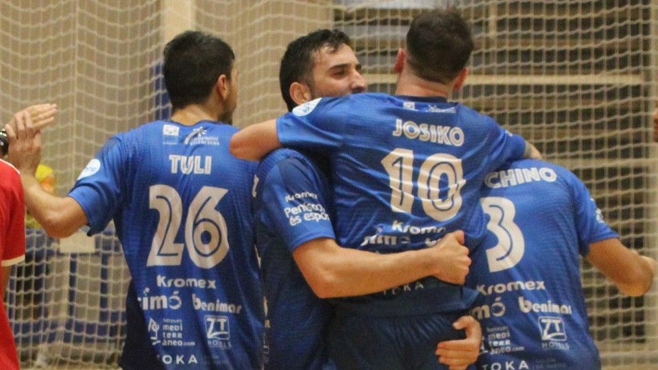 Los jugadores del Servigroup Peñíscola celebran un gol 