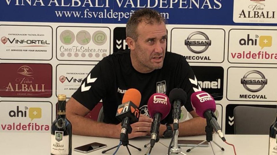 David Ramos entrenador del Viña Albali Valdepeñas en rueda de prensa 