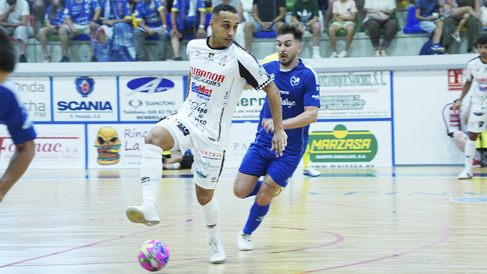Biel, del Noia Portus Apostoli, conduce el balón ante Javi Alonso, del Quesos El Hidalgo Manzanares