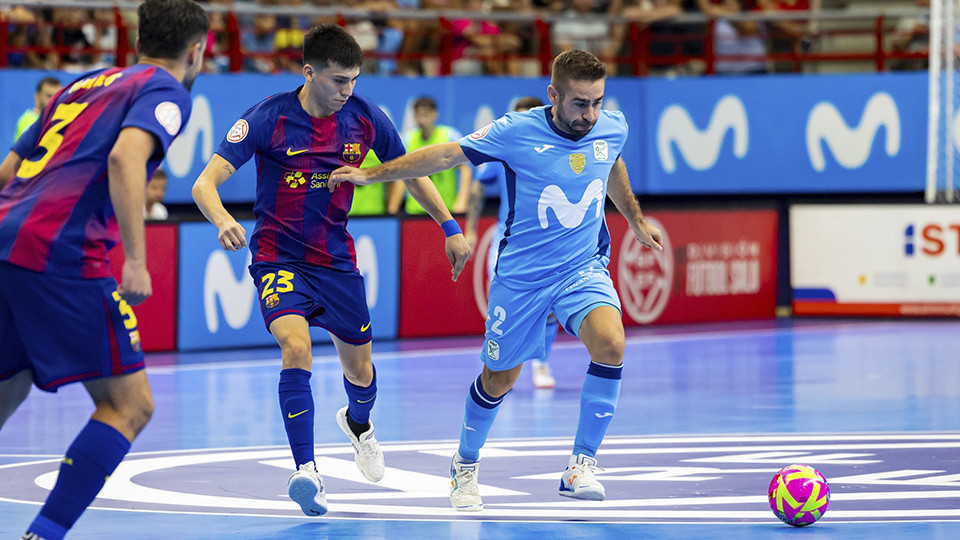 Cecilio, de Movistar Inter, conduce el balón ante Luciano Gauna, del Barça (Fotografía: Movistar Inter)