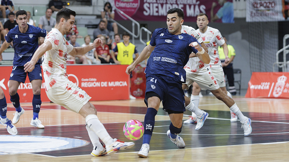 Nacho Gómez, del Córdoba Patrimonio, y Bebe, de ElPozo Murcia Costa Cálida, pugnan por el balón (Fotografía: Pascu Méndez)