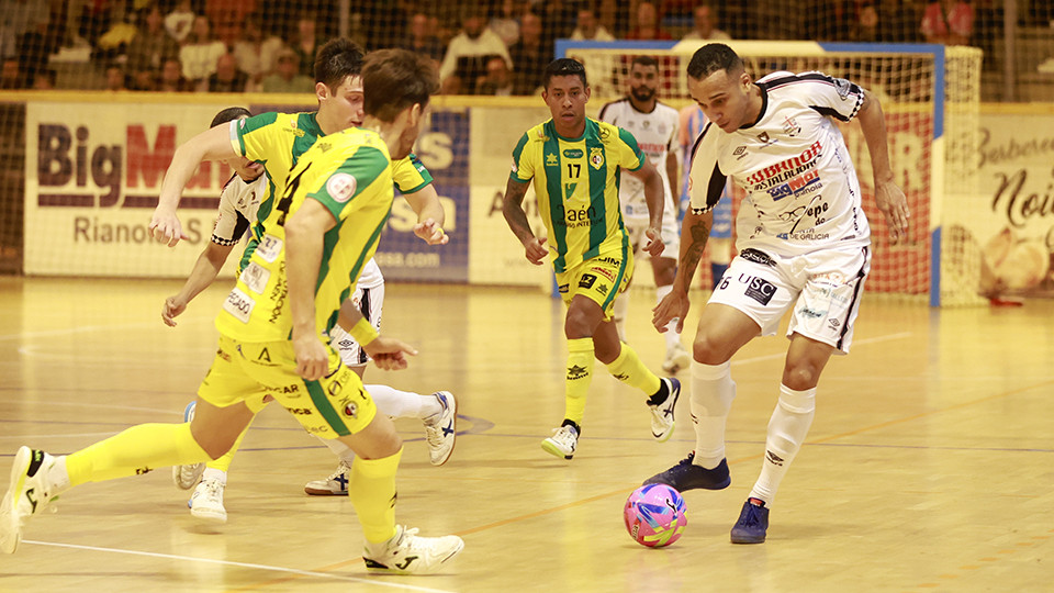 Biel, del Noia Portus Apostoli, controla el balón ante varios rivales del Jaén Paraíso Interior