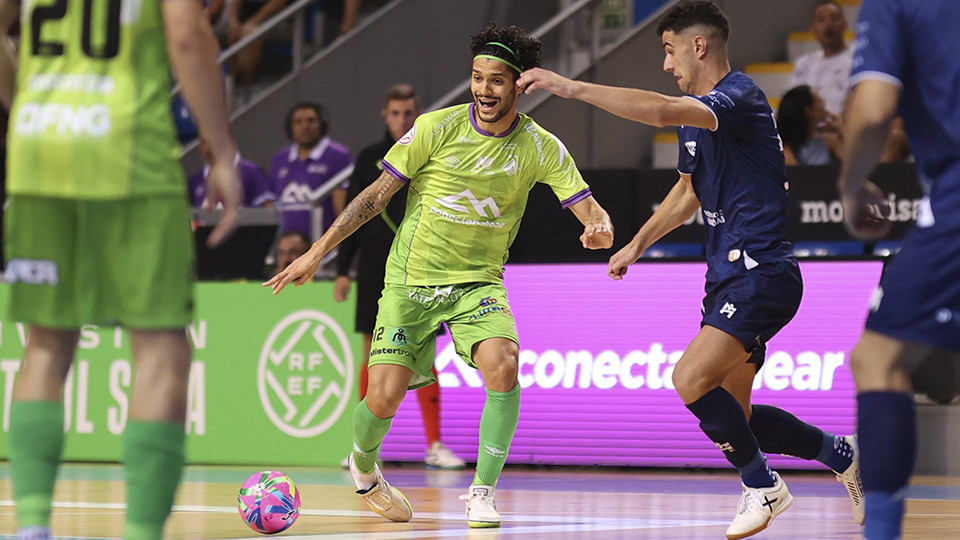 Lucão, del Islas Baleares Palma Futsal, conduce el balón ante Carlos, del Córdoba Patrimonio