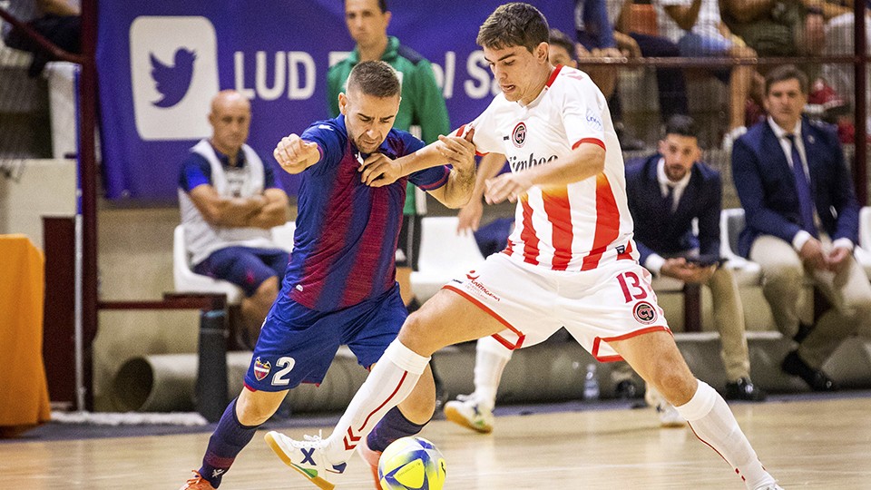 Cecilio, jugador del Levante UD FS pugna por el balón con Mellado, del Jimbee Cartagena.