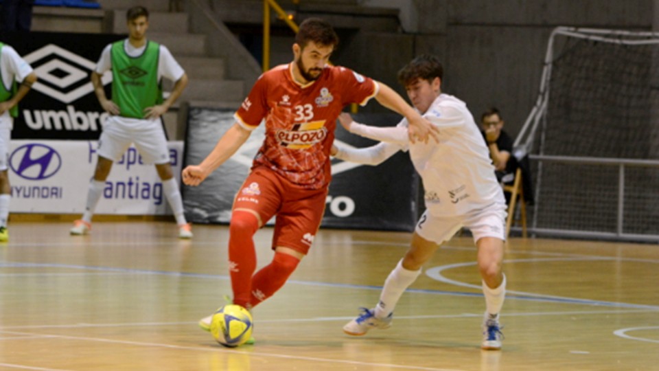 Saura, jugador de ElPozo Ciudad de Murcia, protege el balón ante Alberto, del Santiago Futsal.