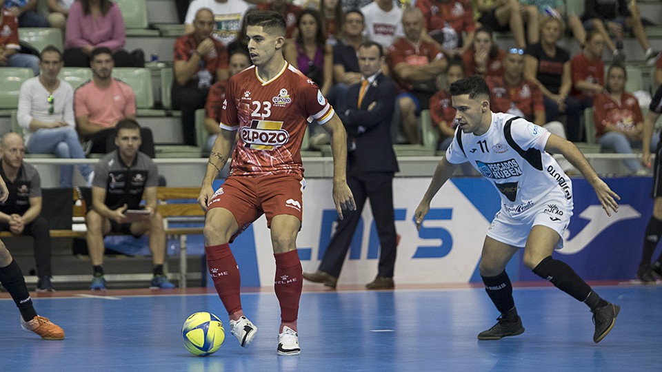 Darío, jugador de ElPozo Murcia, protege el balón ante Juanfran, de Pescados Rubén Burela.