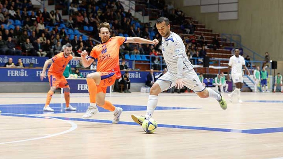 Adri, jugador de O Parrulo Ferrol, dispara ante Alan Brandi, de Jaén Paraíso Interior. 