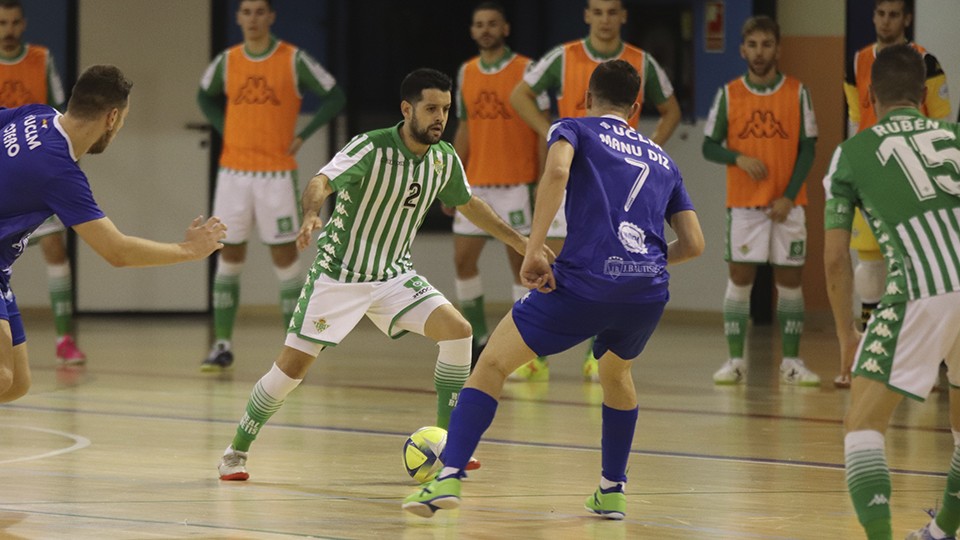 Burrito, jugador del Real Betis Futsal, encara a Manu Diz, del Manzanares FS.