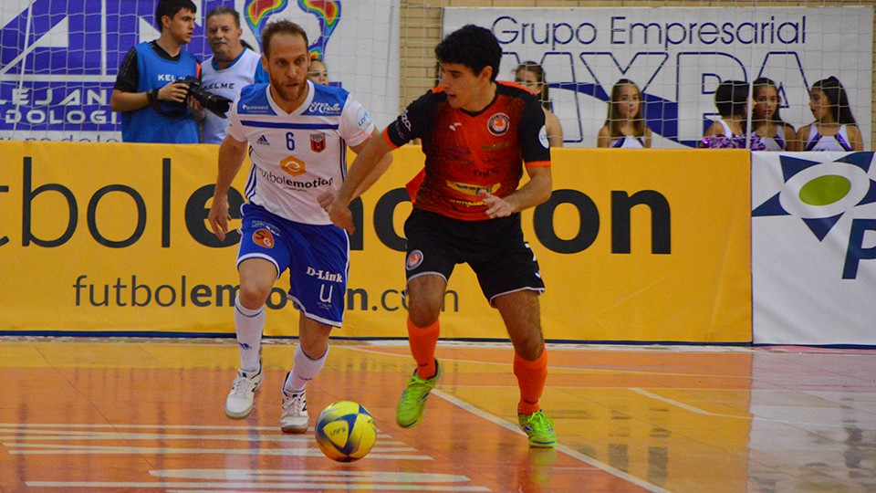 Cary, de Fútbol Emotion Zaragoza , disputa el balón con Nil Closas, de Aspil-Jumpers Ribera Navarra.
