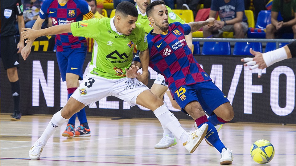 Hamza, jugador de Palma Futsal, disputa un balón con Joselito, del Barça.