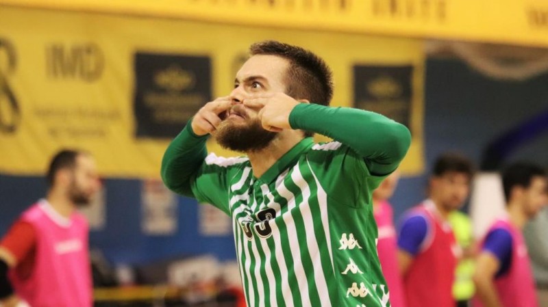 Víctor Arévalo, jugador del Real Betis Futsal, celebra un gol