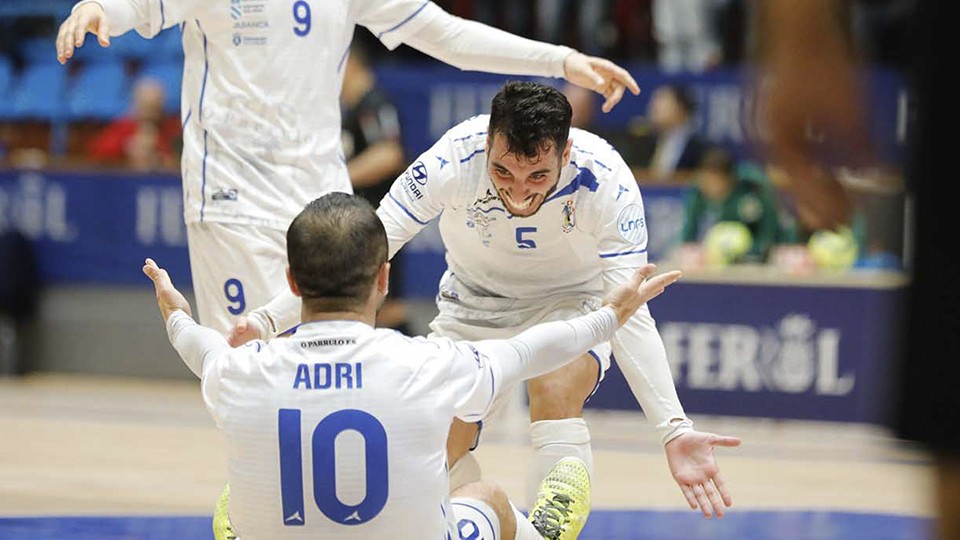 Los jugadores de O Parrulo Ferrol celebran un tanto. 