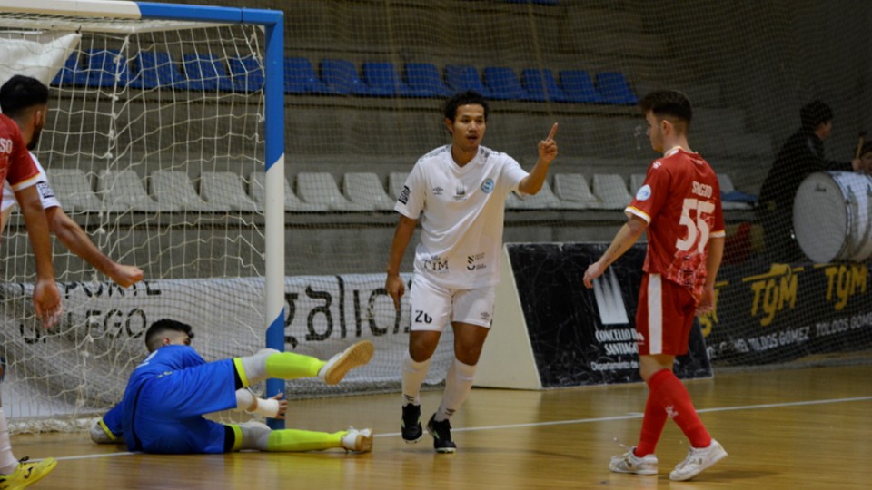 Peerapat de Santiago Futsal celebra un gol 