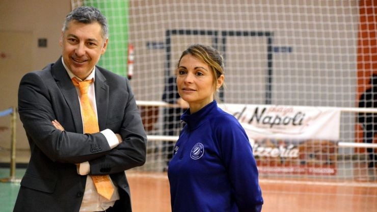 Alfonso Rodríguez, entrenador del Azulejos Colo Colo, junto a su ayudante