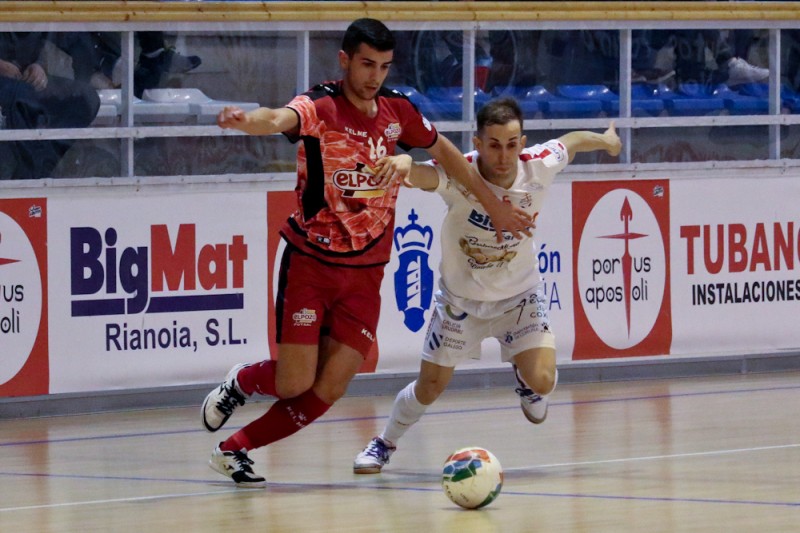 José Mario, de ElPozo Ciudad de Murcia, y Iván Beltrán, del Noia Portus Apostoli, disputan un balón