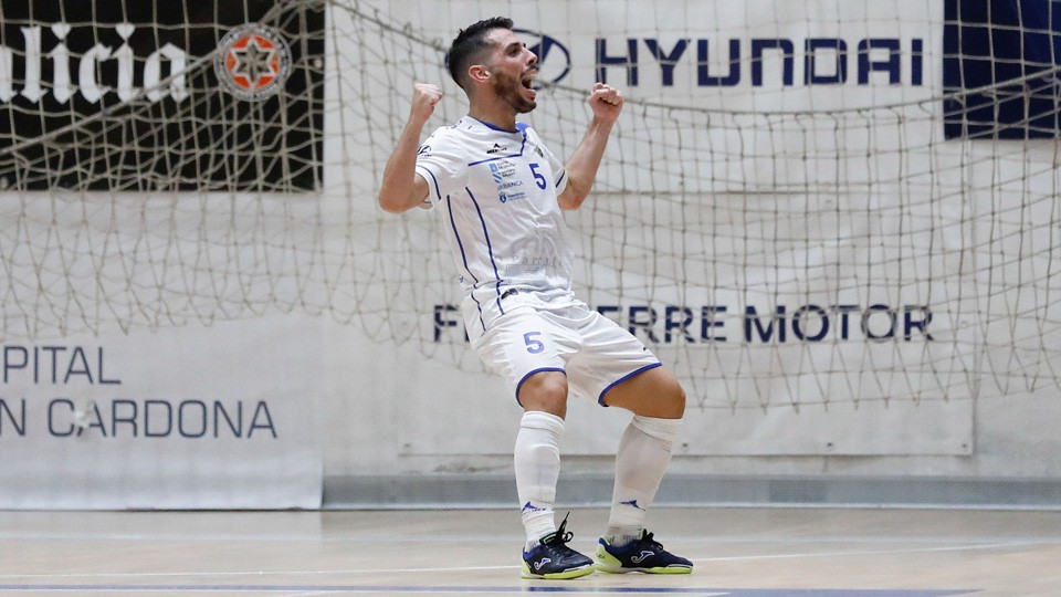 Iván Rumbo de O Parrulo Ferrol celebra un gol 