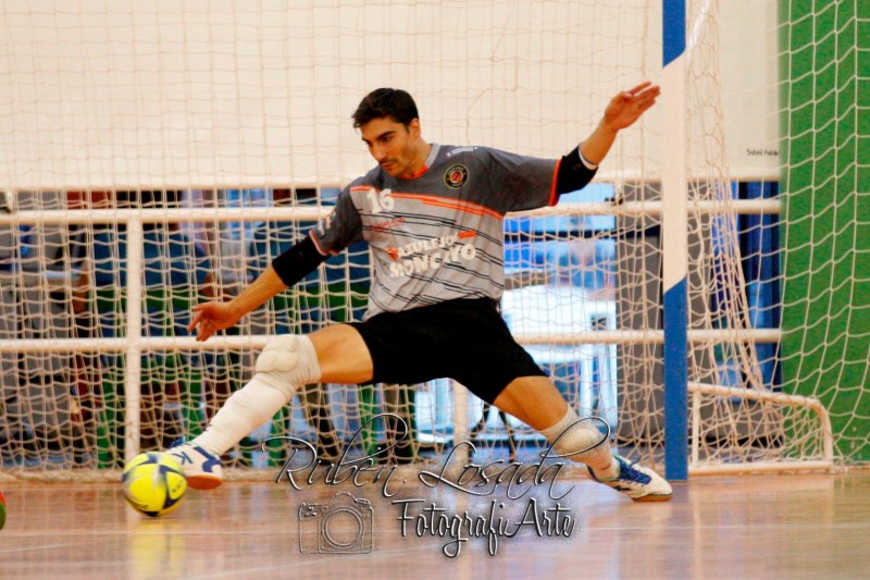 Basmalis, jugador del Azulejos Colo Colo, detiene un balón 
 Foto: Rubén Losada