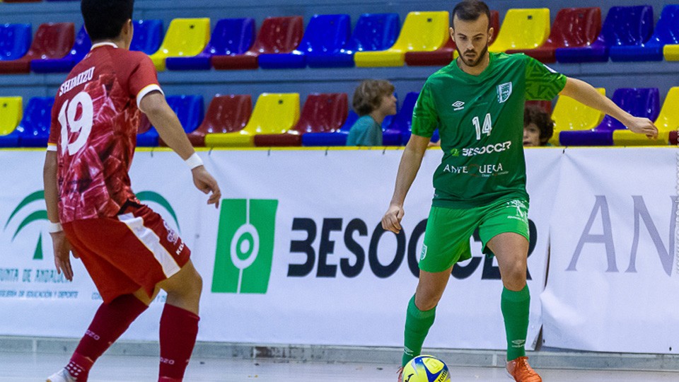 Javi Amorós del BeSoccer CD UMA Antequera y Shimizu de ElPozo Ciudad de Murcia 