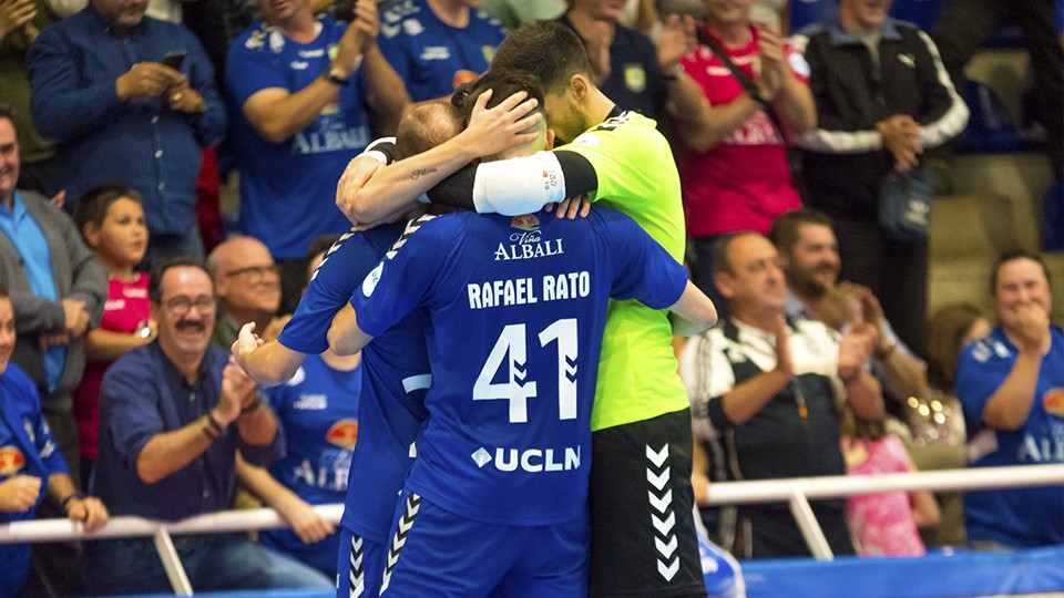 Los jugadores del Viña Albali Valdepeñas celebran un tanto. 