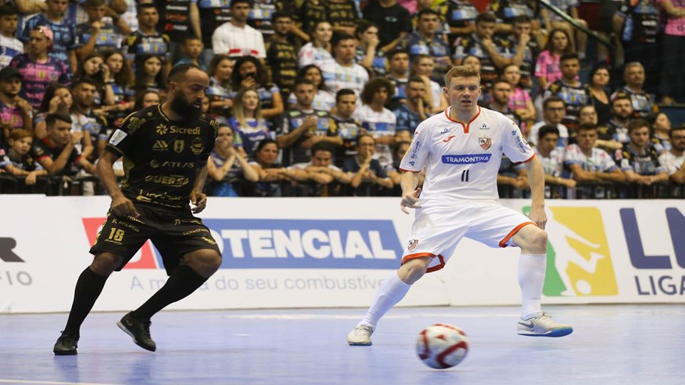 Tom, de Pato Futsal, frente a Zanotto, de Carlos Barbosa 
