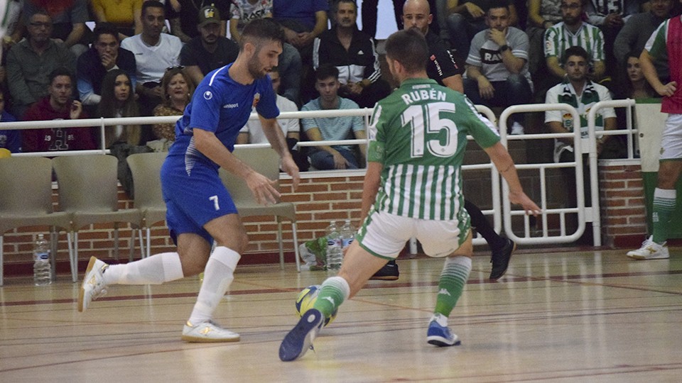 Carlitos, jugador del Ciudad de Móstoles, encara a Rubén Cornejo, del Real Betis Futsal.