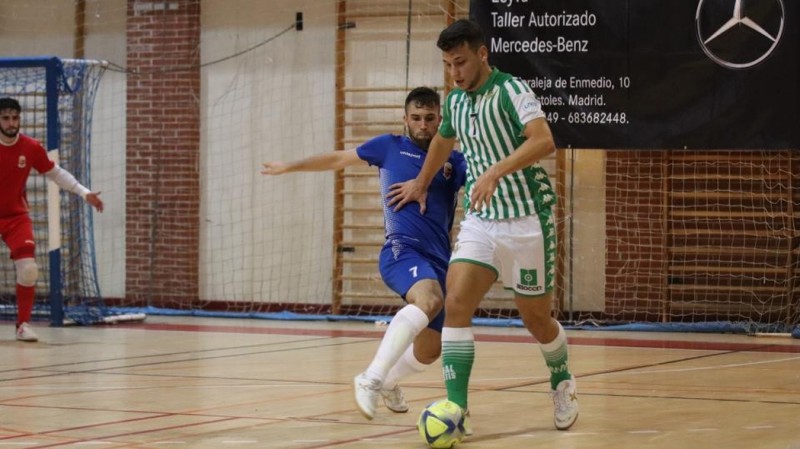 Éric Pérez, jugador del Real Betis Futsal, ante Carlitos, del  Ciudad de Móstoles.