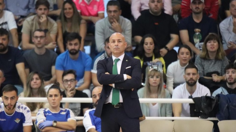 Juanito, entrenador del Real Betis Futsal, durante un encuentro.