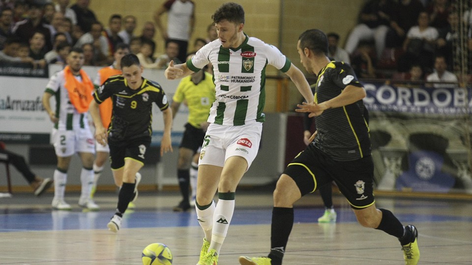 Cristian Cárdenas, jugador del Córdoba Patrimonio de la Humanidad, ante Adri, de O Parrulo Ferrol.