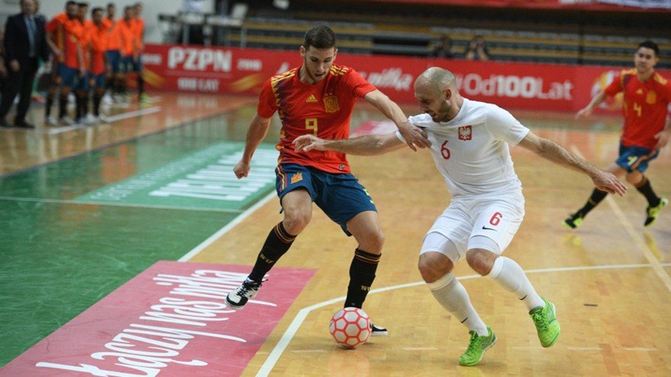 Fernan, con España, frente a Lopuch, de Polonia. Foto: SEFUTBOL