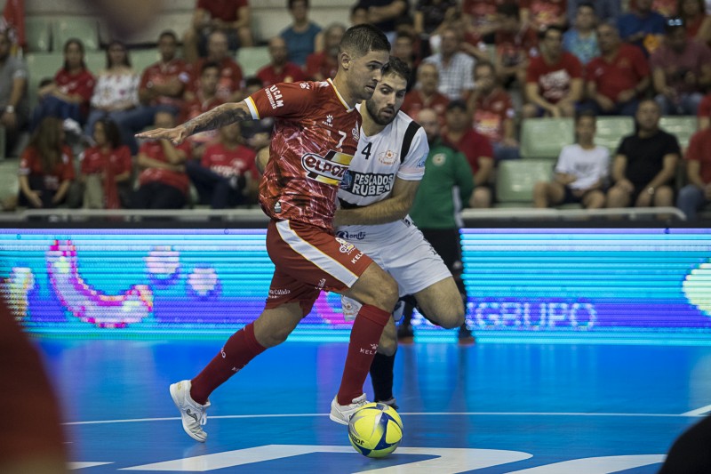 Felipe Valerio, de ElPozo Murcia, y Lucho, del Pescados Rubén Burela, disputan un balón