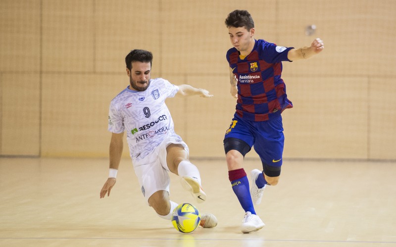 Dani Ramos, del BeSoccer CD UMA Antequera, y Rufino, del Barça B, disputan el balón