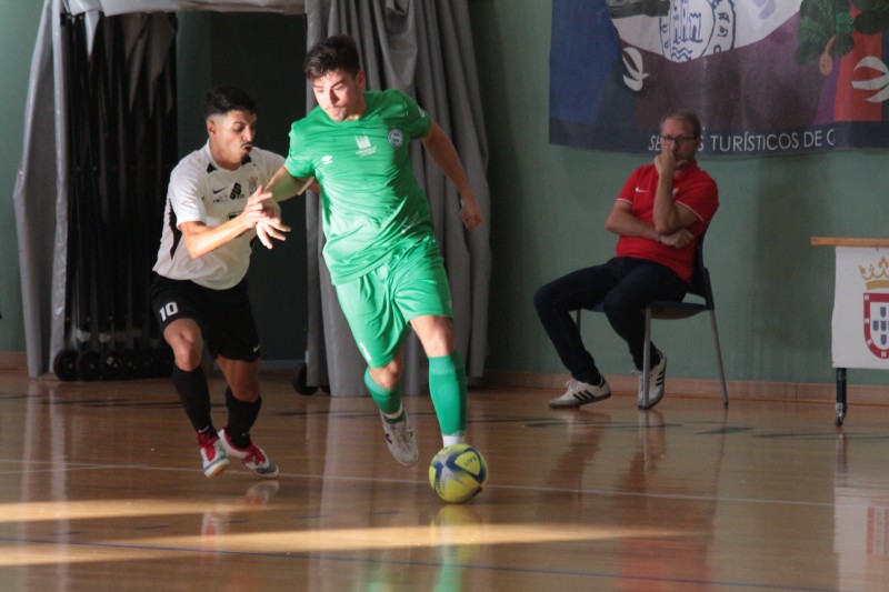 Brian, del Santiago Futsal, conduce el balón ante Anuar, del UA Ceutí, durante un partido