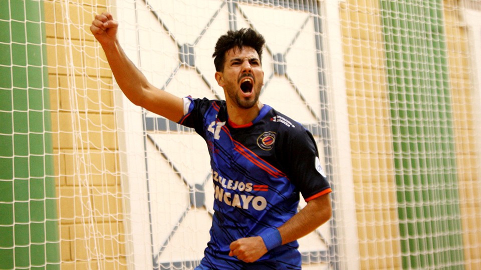 Carlos García, jugador del Azulejos Moncayo Colo Colo, celebra un tanto. (Foto: Rubén Losada FotografiArte)