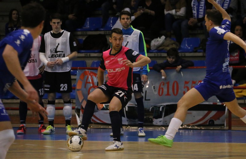 Sergio, del Soliss FS Talavera, controla el balón ante dos rivales del Manzanares FS