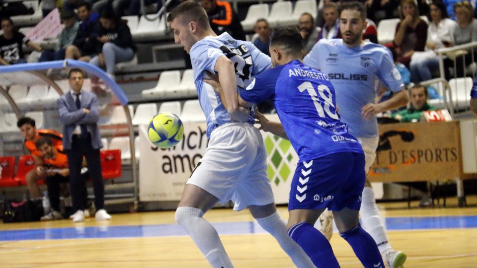 Manu Cebrián de Soliss FS Talavera defendido por Andresito de Bisontes Castellón