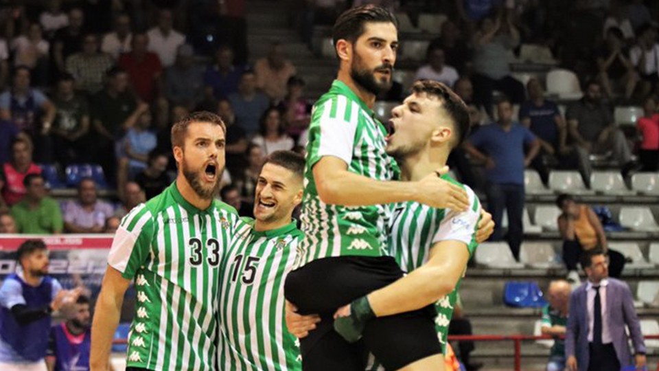 Los jugadores del Real Betis Futsal celebran un tanto.