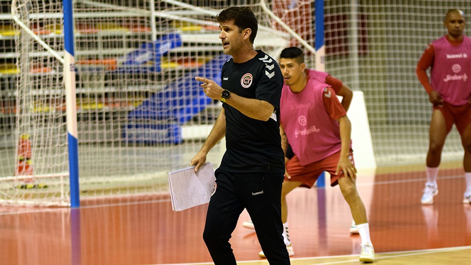 Duda, entrenador del Jimbee Cartagena, durante un entrenamiento. (Foto: José López).