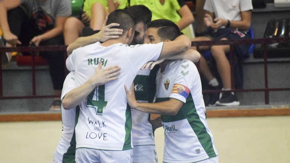 Los jugadores del Irefrank Elche CF celebran un tanto.