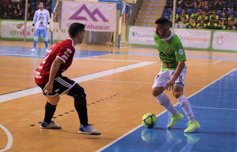Ximbinha, del Palma Futsal, conduce el balón ante la presencia de Alí, del Fútbol Emotion Zaragoza