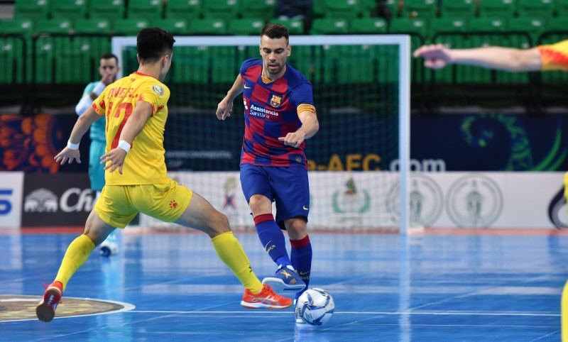 Lozano, jugador del Barça, da un pase durante un partido