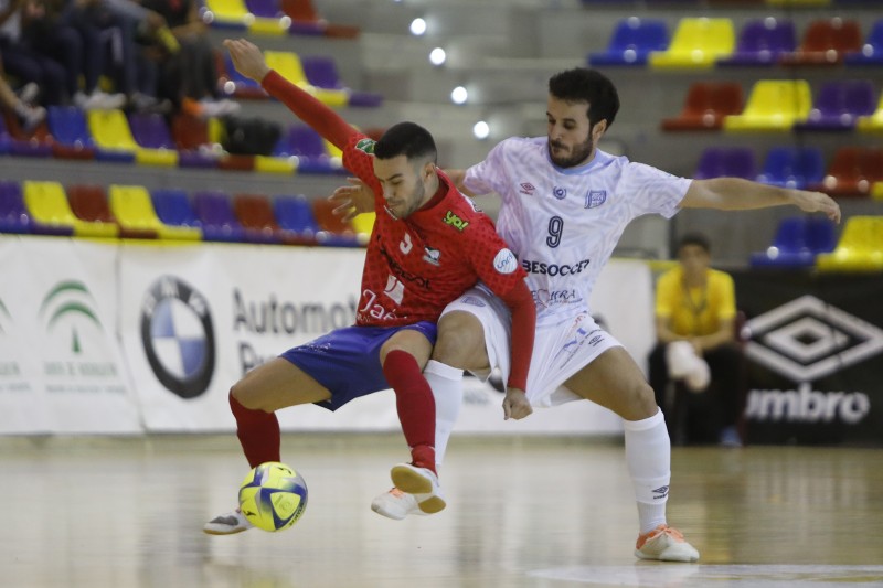 Colacha, del Software DELSOL Mengíbar, y Dani Ramos, del BeSoccer CD UMA Antequera, pugnan por un balón