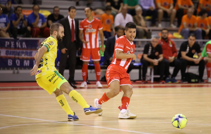 Míchel, del Jaén Paraíso Interior, golpea el balón ante la presencia de Franklin, del Jimbee Cartagena