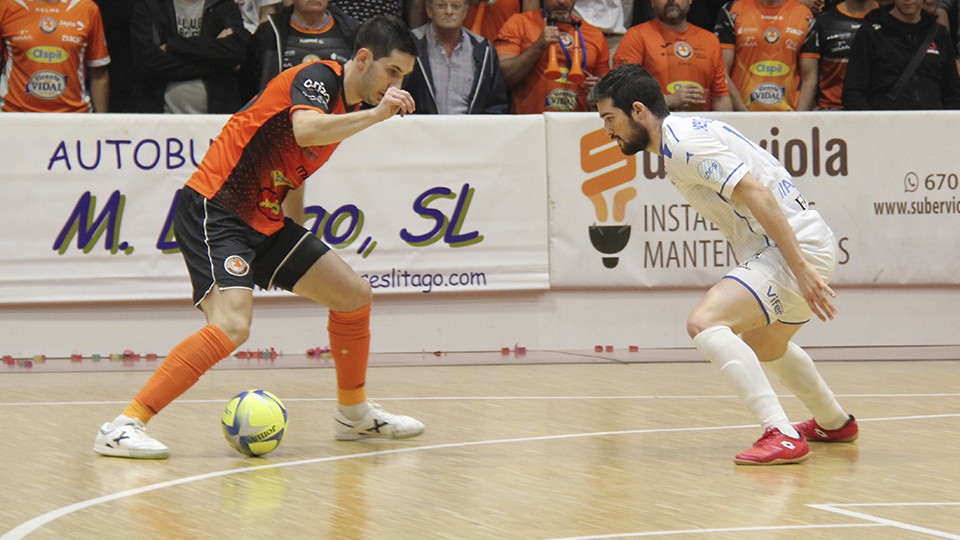 Trípodi, jugador de Aspil-Jumpers Ribera Navarra, encara a Iago Rodríguez, de O Parrulo Ferrol.