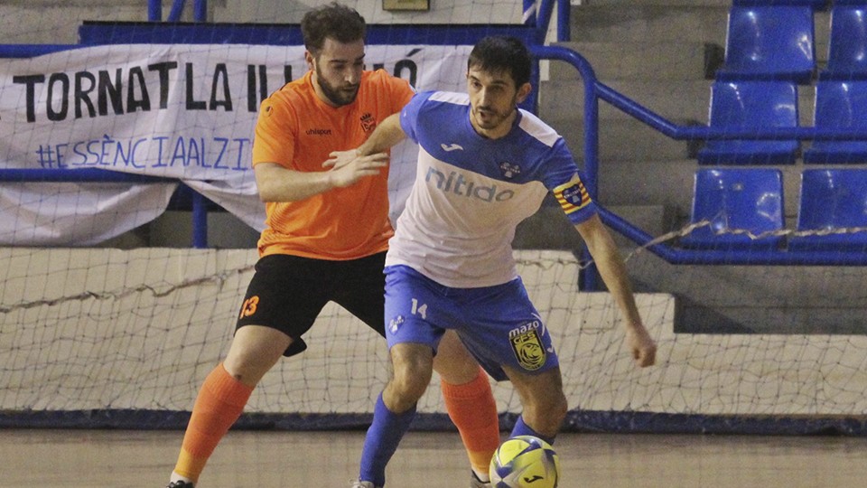 Xavi, jugador del Nítida Alzira, protege el balón ante Jorge Salcedo, del Ciudad de Móstoles.