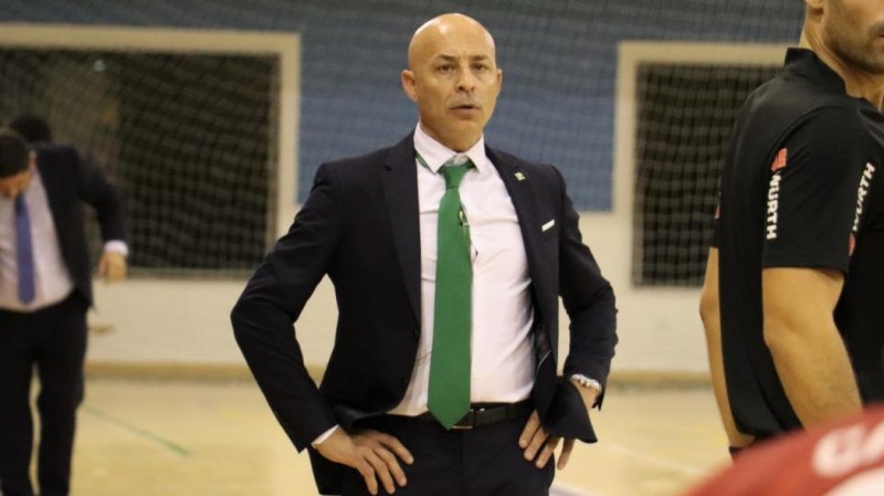 Juanito, entrenador del Real Betis Futsal durante un encuentro.