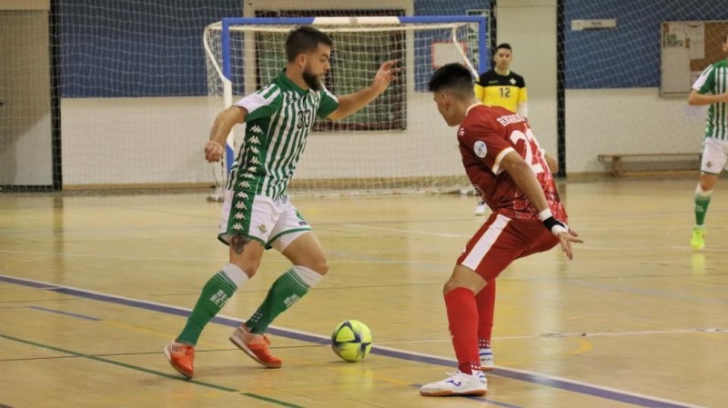 Víctor Arévalo, jugador del Real Betis Futsal, encara a Ricardo, de ElPozo Ciudad de Murcia.