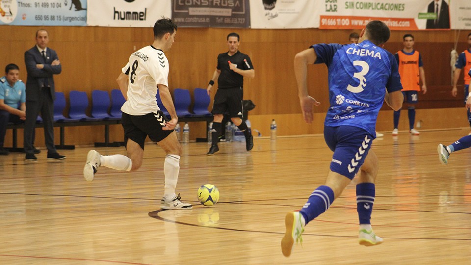 Jorge Lázaro, jugador de Rivas Futsal, ante Chema, de Bisontes Castellón.